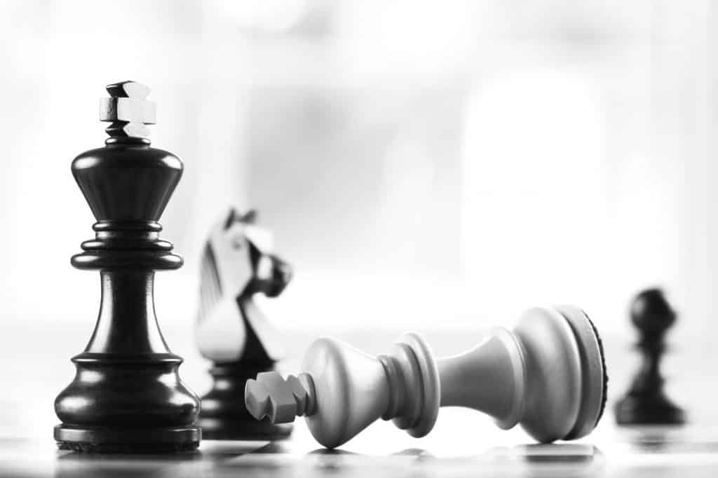 يبدأ لاعب الشطرنج بكم حجر